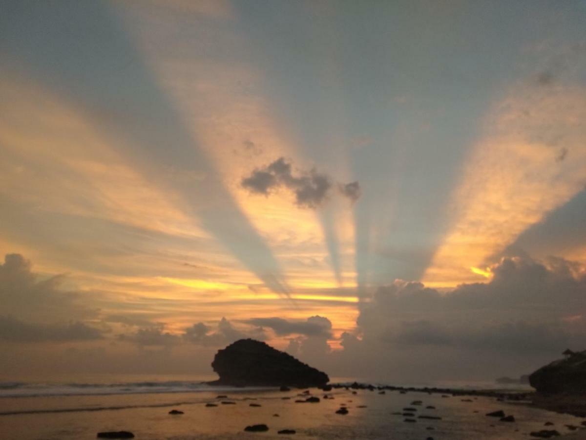 Harry'S Ocean House Watukarung Homestay Kalak Dış mekan fotoğraf